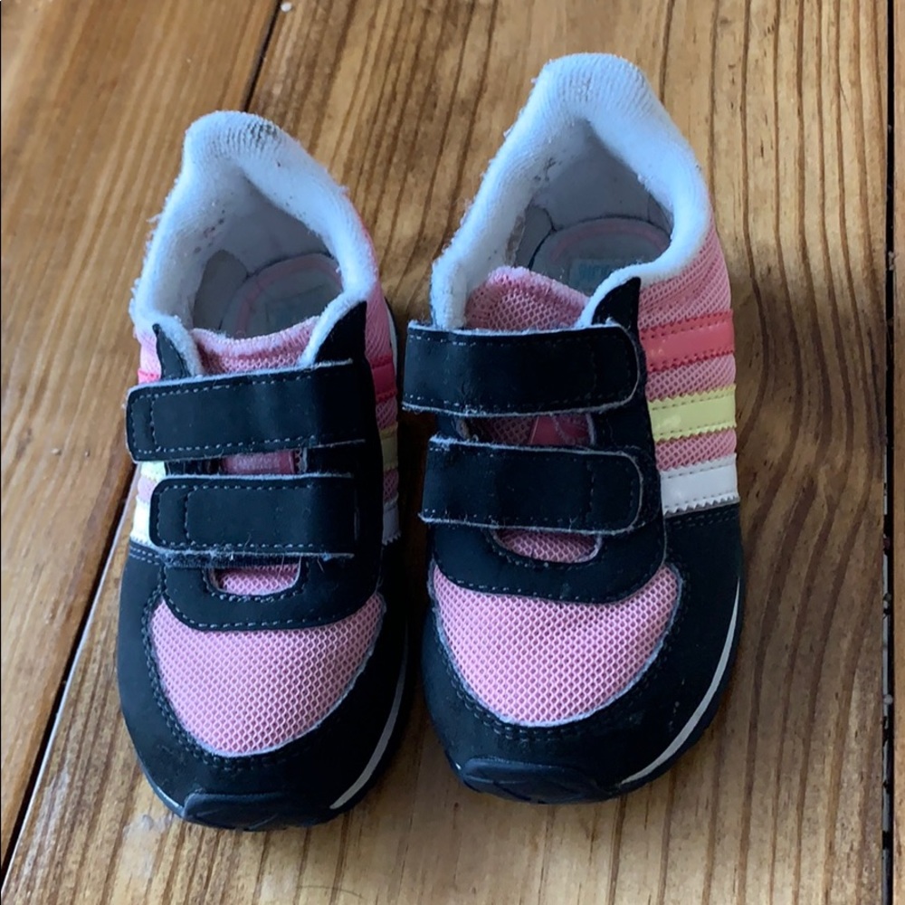 Adidas Velcro pink sneaker for kids sz 6